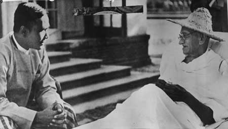 Gandhiji with U.Nu, Prime Minister of Burma at Birla House, 04121947.jpg